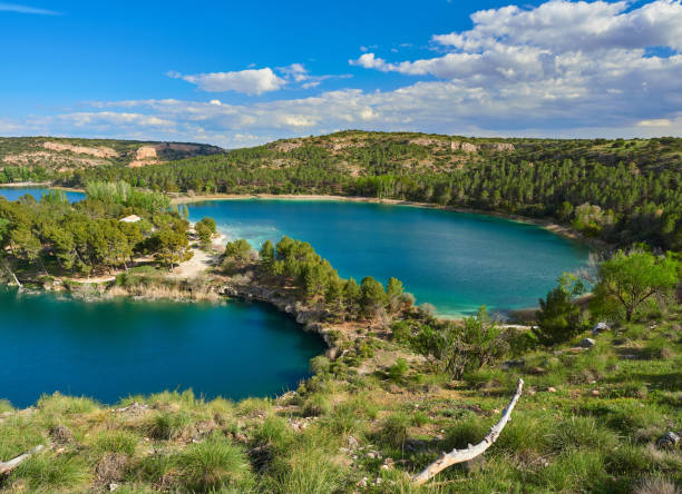 ラグーナバタナ湖とラグーナサントモルシージョ湖の上の山の自然の視点, ラグナス・デ・ルイデラ自然公園内, スペイン - カスティーリャラマンチャ ストックフォトと画像