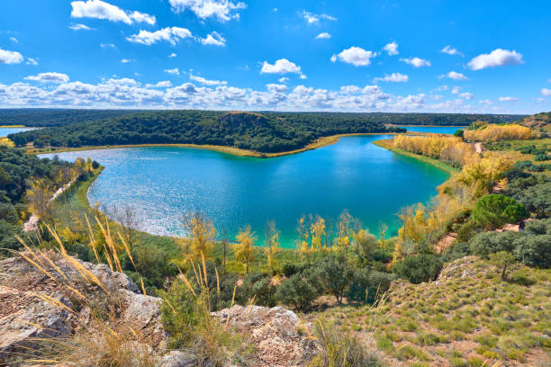 mirador natural sobre la montaña sobre el lago laguna conceja en el parque natural lagunas de ruidera, españa - provincia de albacete fotografías e imágenes de stock