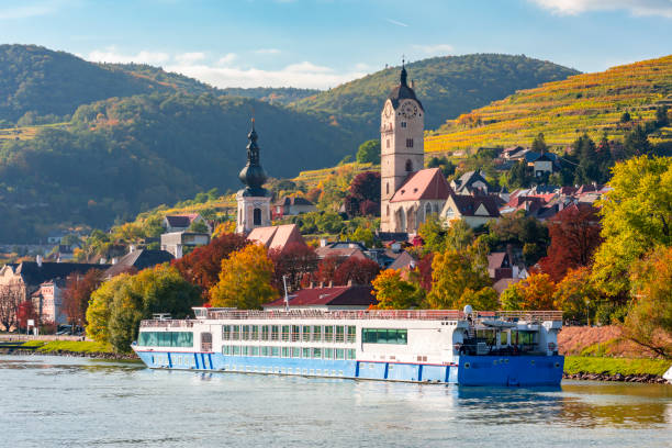 городской пейзаж кремса и круизный катер по реке дунай осенью, долина вахау, австрия - danube river danube valley river valley стоковые фото и изображения