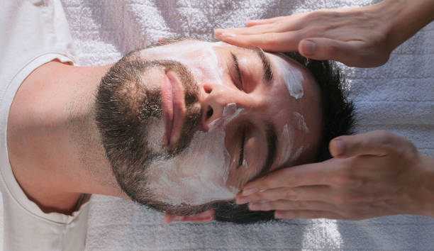 aseo masculino - mud wellbeing spa treatment beautician fotografías e imágenes de stock