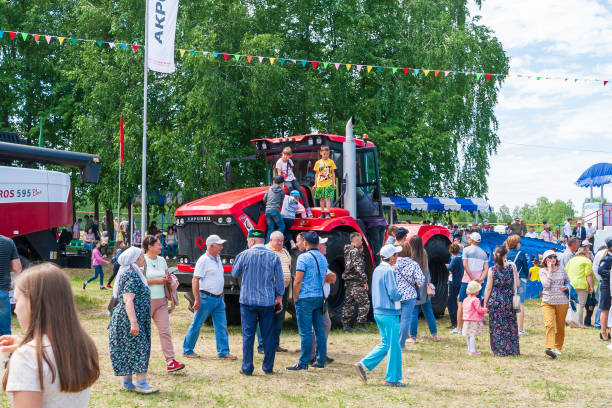 exposición de maquinaria agrícola. - editorial crowd driver people fotografías e imágenes de stock