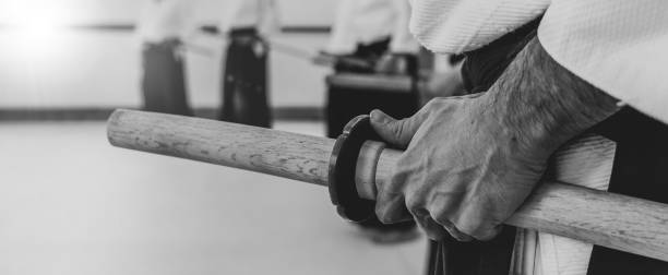 pessoa praticando aikido em um fundo do dojo. - black belt fotos - fotografias e filmes do acervo