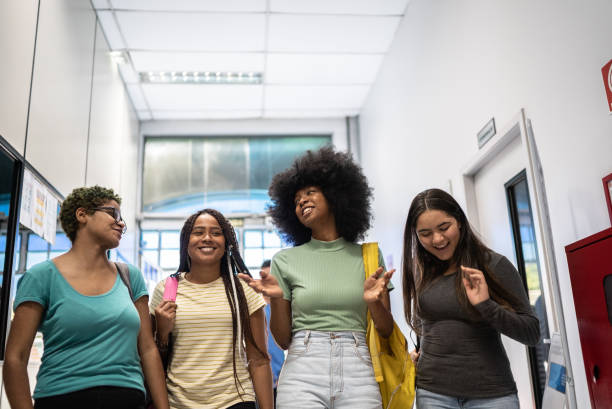 des adolescents parlent à leur arrivée à l’école - discussion entre filles photos et images de collection