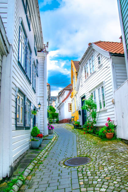 cidade antiga, bela rua em bergen noruega, casas de madeira em bergen - fundo de arquitetura - urban scene building exterior reflection house - fotografias e filmes do acervo