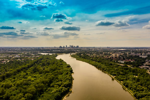 vista aerea del fiume vistola e del centro di varsavia - fiume vistola foto e immagini stock