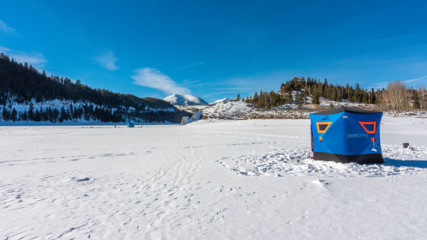 подледная рыбалка на озере диллон - колорадо - сша - lake dillon стоковые фото и изображения