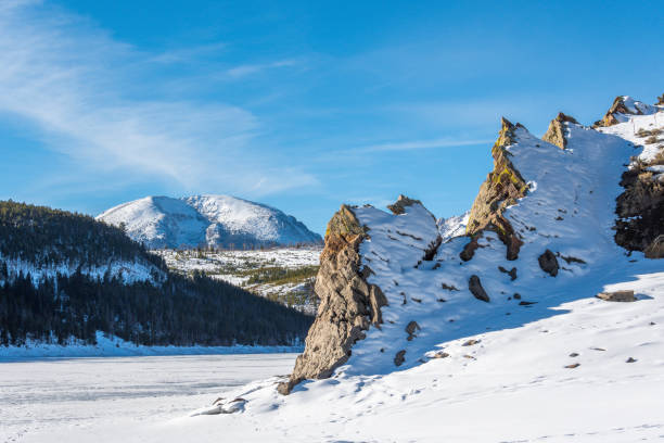 заснеженные вершины вокруг озера диллон - колорадо - сша - lake dillon стоковые фото и изображения