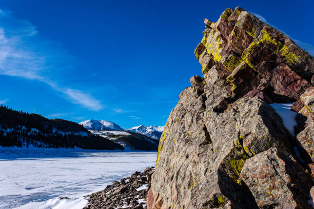 заснеженные вершины вокруг озера диллон - колорадо - сша - lake dillon стоковые фото и изображения