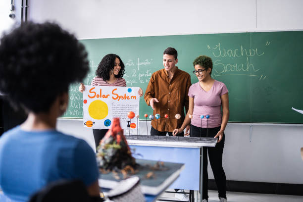 étudiants faisant une présentation du système solaire en classe - presentation poster student classroom photos et images de collection