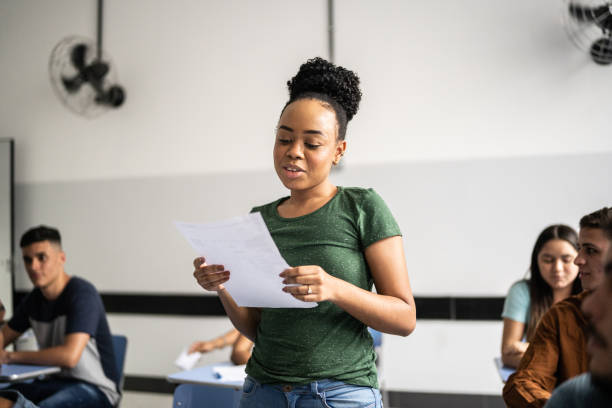 estudiante de teeange leyendo en voz alta en el aula - poesía literatura fotografías e imágenes de stock