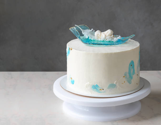 pastel para el bautismo de un niño. pequeña decoración de pastel de chocolate para bebés - pastel de primera comunión fotografías e imágenes de stock