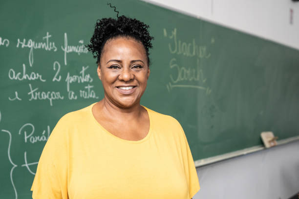 ritratto di insegnante in classe - professor teacher female blackboard foto e immagini stock