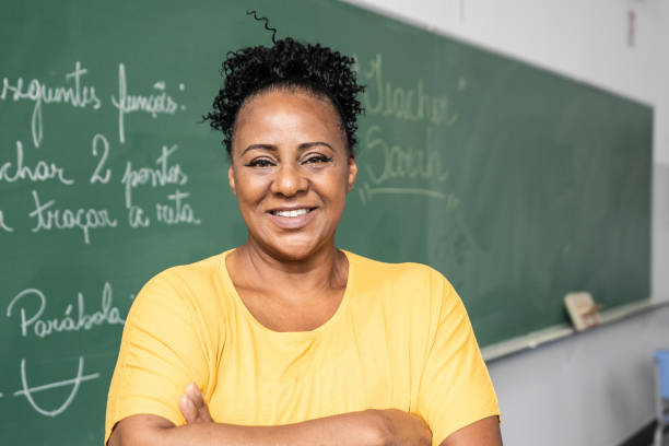 porträt eines lehrers im klassenzimmer - brasilianischer abstammung stock-fotos und bilder