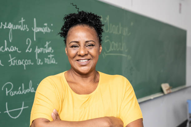 portrait d’un enseignant en classe - professor teacher female blackboard photos et images de collection