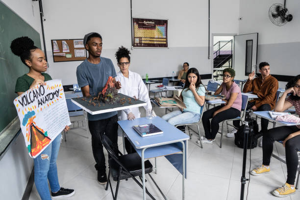 des élèves adolescents faisant une présentation à leurs camarades de classe et à une webcam dans la salle de classe - presentation poster student classroom photos et images de collection