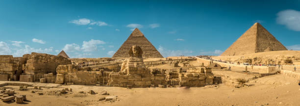 Panoramic view of the pyramid of Khafren, Cheops and Mikerinos and the Great Sphinx of Giza from the front on a sunny day with warm colors. Cairo, Egypt The Pyramids of Giza and the Great Sphinx are one of the most famous, ancient and haunting monuments of mankind. It is the only one of the 7 wonders of the ancient world that still stands, it consists of 3 pyramids of different sizes, that of Cheops, Khafre and Menkaure. They are in Giza, next to Cairo in Egypt. khafre photos stock pictures, royalty-free photos & images