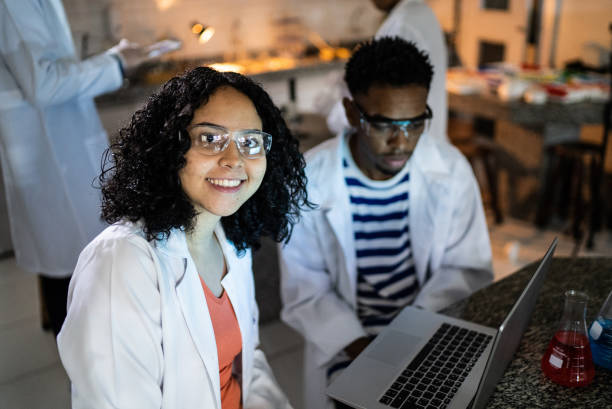 retrato de alunos em laboratório - aula de biologia - fotografias e filmes do acervo