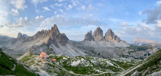 夜明けのラバレドの三つの山 - tre cime di lavaredo ストックフォトと画像