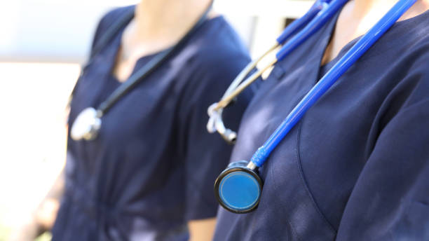 enfermeras o médicos con uniforme de hospital azul con estetoscopio - medical equipment stethoscope hospital blue fotografías e imágenes de stock