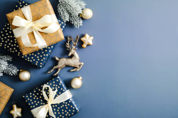 elegant christmas card mockup. flat lay christmas gifts, fir branches, decorations on blue table. top view. - yeni yıl hediyesi stok fotoğraflar ve resimler