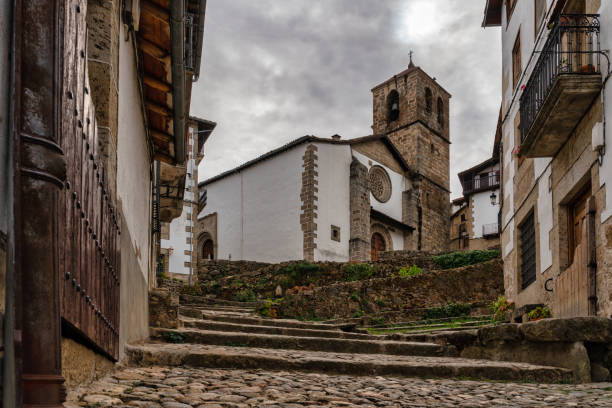 スペイン・サラマンカの典型的なカンデラリオ村の通り。r"n - castile and leon ストックフォトと画像
