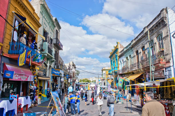 buenos aires, old city street view, caminito, la boca, argentyna, ameryka południowa - la boca zdjęcia i obrazy z banku zdjęć