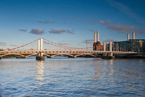 puente ferroviario grosvenor del río támesis y nube azul de la central eléctrica de battersea - abandoned london england bridge railway bridge fotografías e imágenes de stock