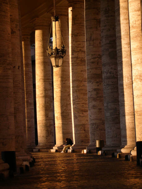 a colônia na praça de são pedro e basílica em roma itália - statue architecture st peters basilica vatican - fotografias e filmes do acervo