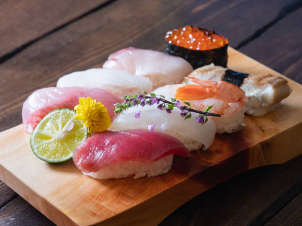 schönes sushi auf dem sushi-tablett. thunfisch, lachsrogen, gelbschwanz usw. - sushi stock-fotos und bilder