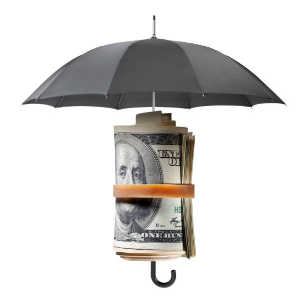 parapluie pour protéger un rouleau de billets de banque - umbrella protection savings currency photos et images de collection
