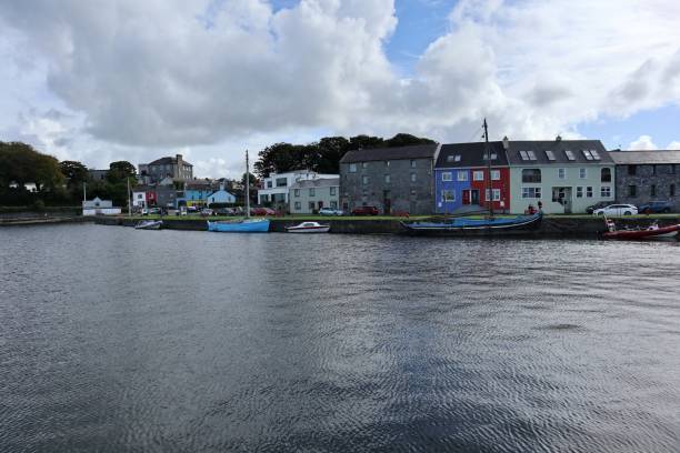 kinvara – aperçu du village depuis la jetée - kinvara photos et images de collection