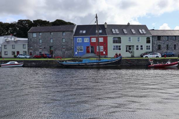 kinvara – aperçu de la marina depuis la jetée - kinvara photos et images de collection