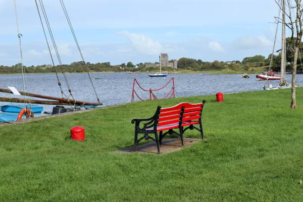 kinvara – banc rouge sur la marina - kinvara photos et images de collection