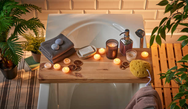 흰색 욕조 나무 테이블에 현대적인 욕조와 스파 센터. - bathtub 뉴스 사진 이미지