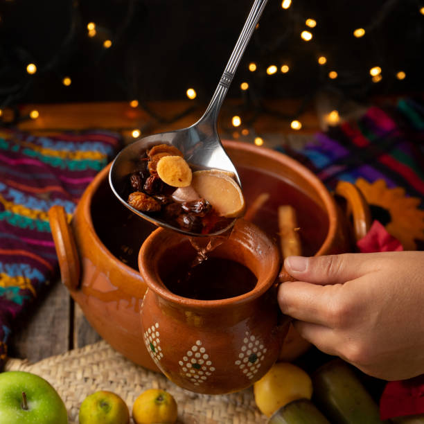 punch di frutta di natale su uno sfondo di legno - punch foto e immagini stock