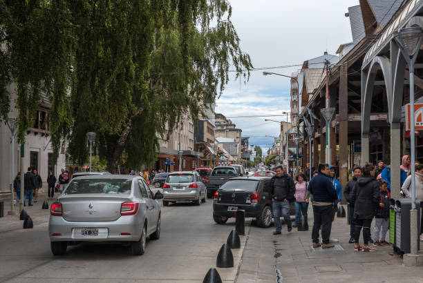 persone non identificate nel centro di bariloche, patagonia, argentina - bariloche argentina business patagonia foto e immagini stock