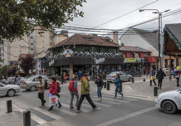 persone non identificate nel centro di bariloche, patagonia, argentina - bariloche argentina business patagonia foto e immagini stock