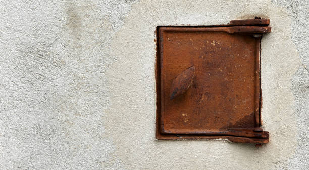 porta de forno enferrujado em uma parede engessada - old obsolete antique old fashioned - fotografias e filmes do acervo