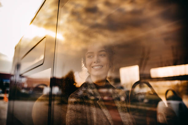 jeune belle femme en bus public - reflection businessman business telephone photos et images de collection