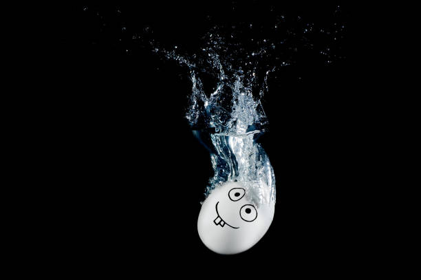postać jaja kurzego tonie z plamami na czarnym - underwater mine zdjęcia i obrazy z banku zdjęć