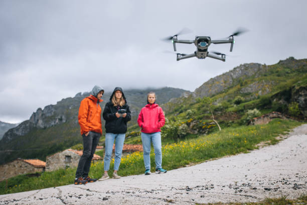 amigos voam drone nas montanhas - drone subindo - fotografias e filmes do acervo