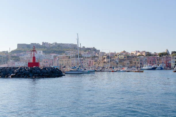 гавань прочида ранним утром - ischia island campania nautical vessel harbor стоковые фото и изображения