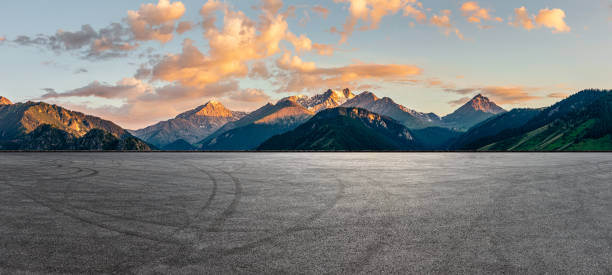 アスファルト道路と山の自然景観 - road street nature snow ストックフォトと画像