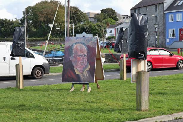 kinvara – peinture exposée à la marina - kinvara photos et images de collection