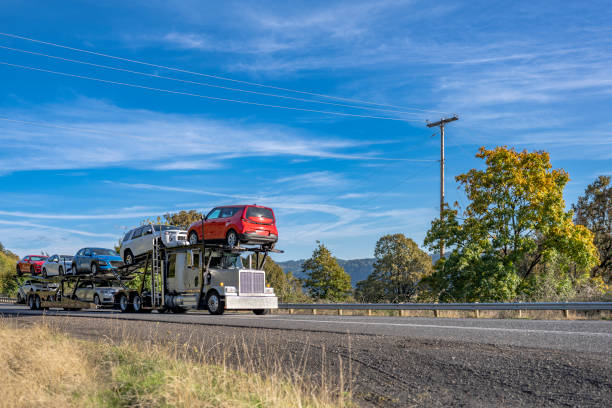 biała duża platforma wozidłowa na naczepa przewożą samochody na modułowej naczepie jeżdżącej po drodze w rejonie columbia gorge - truck semi truck car transporter vehicle trailer zdjęcia i obrazy z banku zdjęć