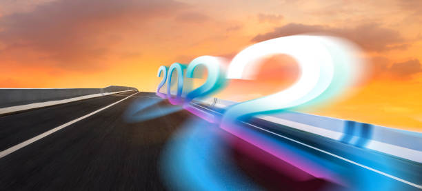les chiffres pour les années 2022 sont rapides et colorés sur l’autoroute. - multiple lane highway flash photos et images de collection