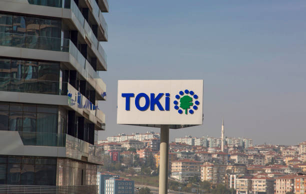이스탄불 피키르테페 도시 변화와 tokî (터키 대량 주택 관리 공화국) 표지판. - kadikoy district 뉴스 사진 이미지