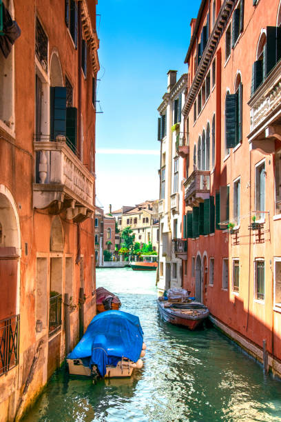 イタリア・ヴェネツィアの夏。古い建物、狭い通り、橋の眺め。イタリアで最も美しい都市の一つのモニュメント。建物間の狭い運河の伝統的なゴンドラ。 - european culture architecture vertical venice italy ストックフォトと画像