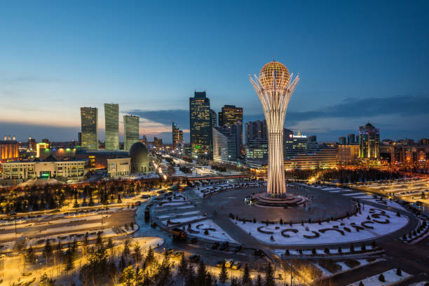 冬の夜、ヌル・スルタンの町カザフスタンの首都 - カザフスタン ストックフォトと画像