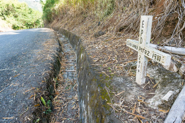 imagen dramática del memorial al borde de la carretera de un lugar donde alguien fue asesinado en la calle. - memorial roadside cross cross shape fotografías e imágenes de stock